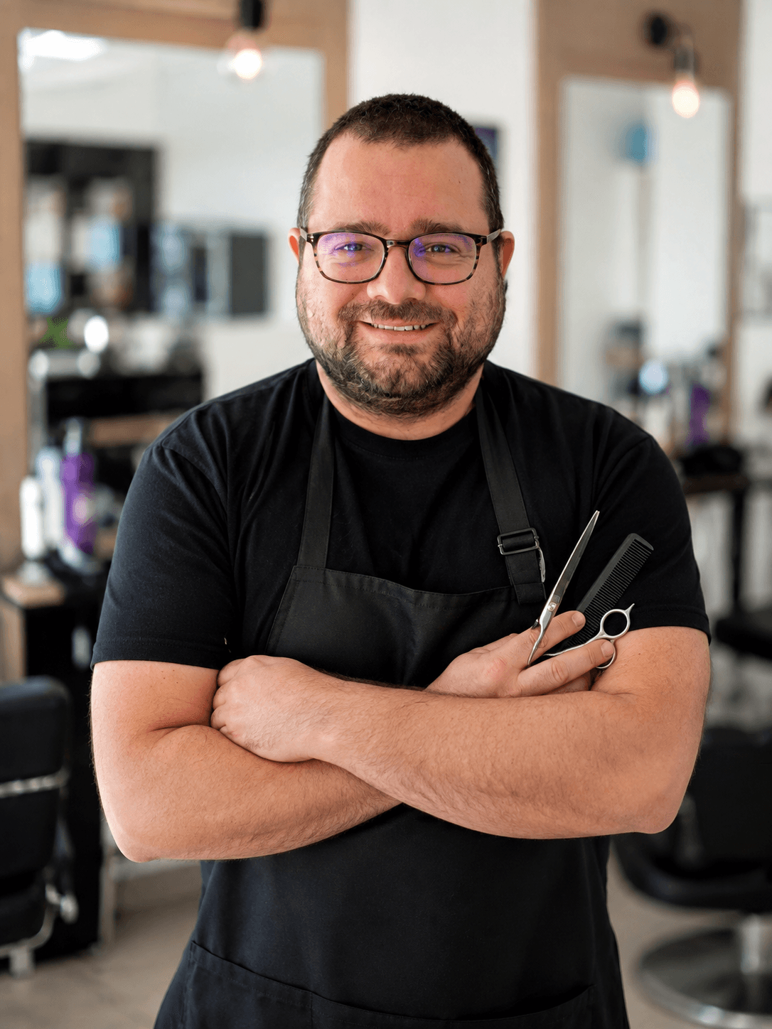 Portrait de Julien, coiffeur et responsable du salon Hair Opéra